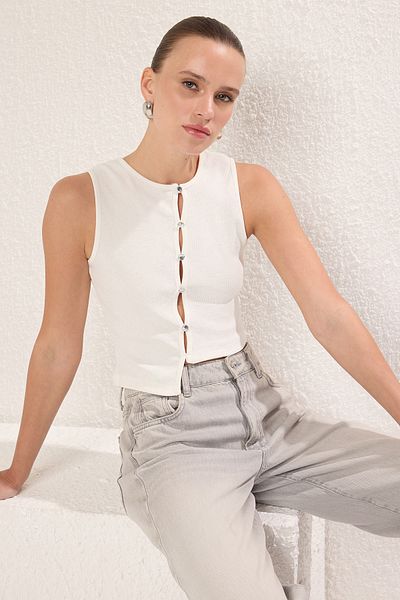 Trendyol Collection Ecru Stone Detaillierte asymmetrische taillierte/enge Cord-Strickbluse TWOSS23BZ00500