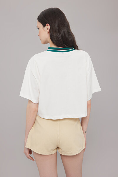 Trendyol Collection Πλεκτό μπλουζάκι εκρού Crop Printed - 100% βαμβάκι, άνετη εφαρμογή TWOSS25TS00086