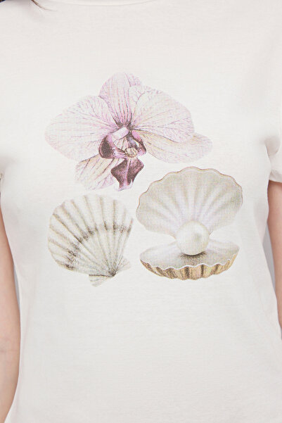 Trendyol Collection Εκρού εμπριμέ μπλουζάκι που κάθεται στο σώμα - TWOSS25TS00108