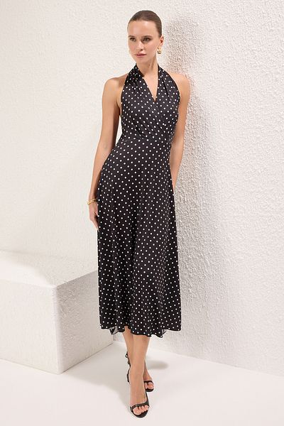 Trendyol Collection Černé puntíkované / splývavé maxi pletené šaty TWOSS25EL00367