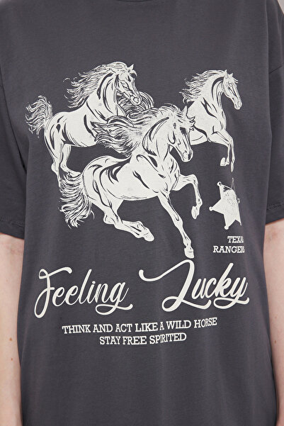 Trendyol Collection Βαμβακερό μπλουζάκι με στάμπα ανθρακί - TWOSS25TS00075