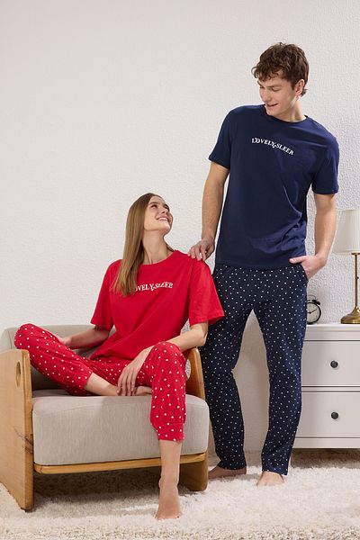 Trendyol Collection Rotes Baumwoll-Pyjama-Set mit herzförmigem Slogan – THMSS25PT00283