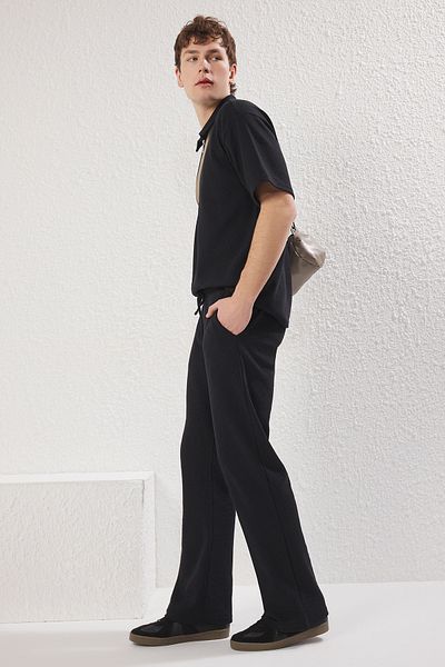 Trendyol Collection Schwarze Waffel-Jogginghose mit weitem Bein und weitem Schnitt – TMNSS25EA00000