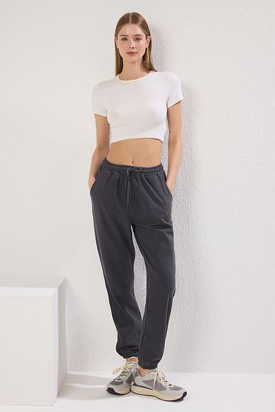 Trendyol Collection Anthrazitfarbene Thessaloniki-Sport-Jogginghose mit bequemer Passform und Taschenstrick TWOAW21EA0168