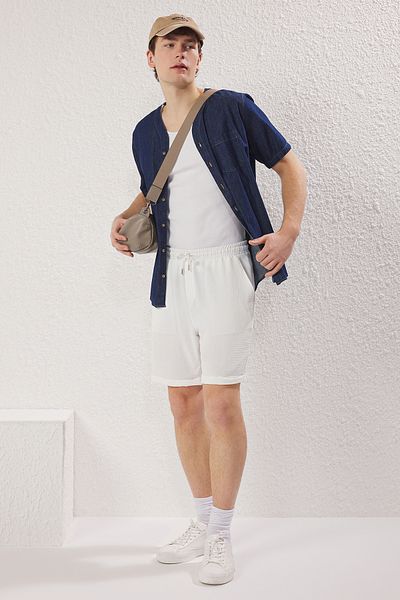 Trendyol Collection Weiße, übergroße, fließende Sommer-Shorts und Bermudas im Leinen-Look TMNSS25SR00004