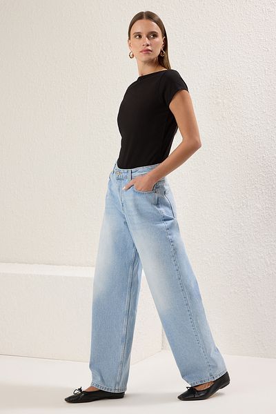 Trendyol Collection Μαύρη λαιμόκοψη, εφαρμοστή/εφαρμοστή βαμβακερή μπλούζα TWOSS25BZ00285