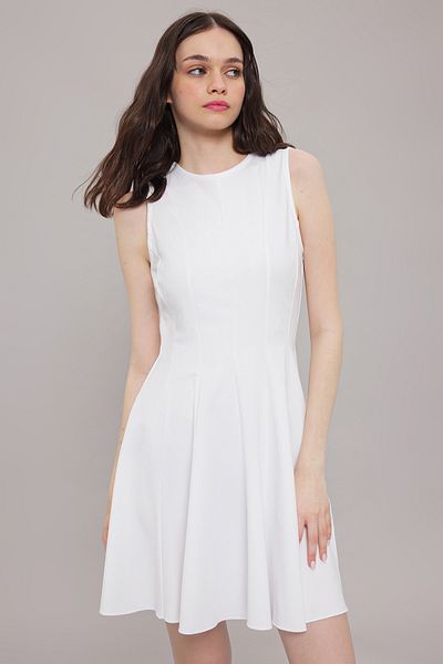 Trendyol Collection Weißes Mini-Strickkleid mit Rüschenrock TWOSS25EL00231