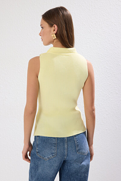 Trendyol Collection Żółta bluzka polo z prążkowanym kołnierzykiem TWOSS25BZ00331