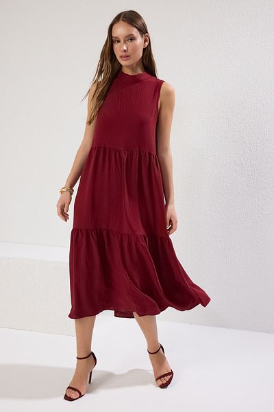 Trendyol Collection Burgunderrotes Shift-/gerade geschnittenes Midi-Gewebekleid mit Stehkragen TWOSS20EL1864