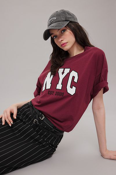 Trendyol Collection Burgunderfarbenes, besticktes, übergroßes Strick-T-Shirt – 100 % Baumwolle TWOSS25TS00069
