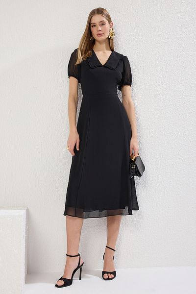 Trendyol Collection Schwarzes, gerades A-Linien-Midi-Webkleid TWOSS25EL00256