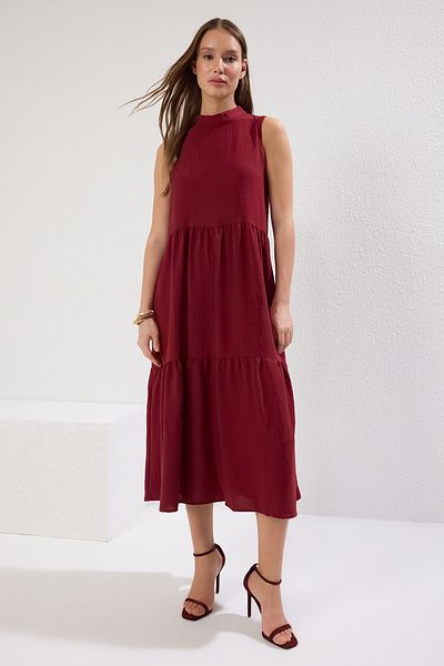 Trendyol Collection Burgunderrotes Shift-/gerade geschnittenes Midi-Gewebekleid mit Stehkragen TWOSS20EL1864