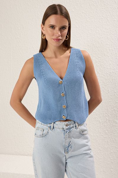 Trendyol Collection Vesta s modrým knoflíkem a výstřihem do V TWOSS25YE00045