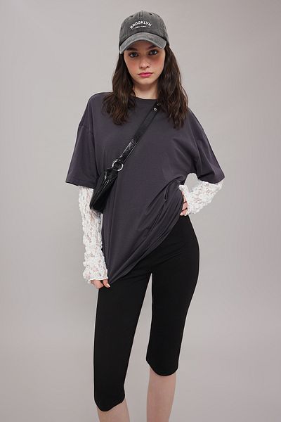 Trendyol Collection Anthrazitfarbenes, breites T-Shirt mit Spitzendetail – TWOAW25TS00022