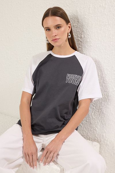 Trendyol Collection Anthrazitfarbenes, bequem geschnittenes Baumwoll-T-Shirt mit Farbblock-Slogan – TWOSS24TS00134