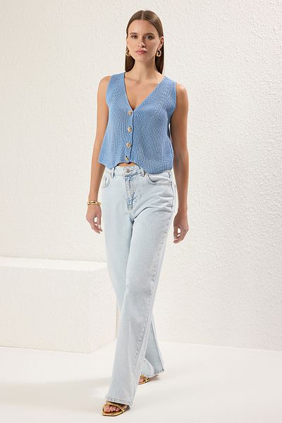 Trendyol Collection Vesta s modrým knoflíkem a výstřihem do V TWOSS25YE00045