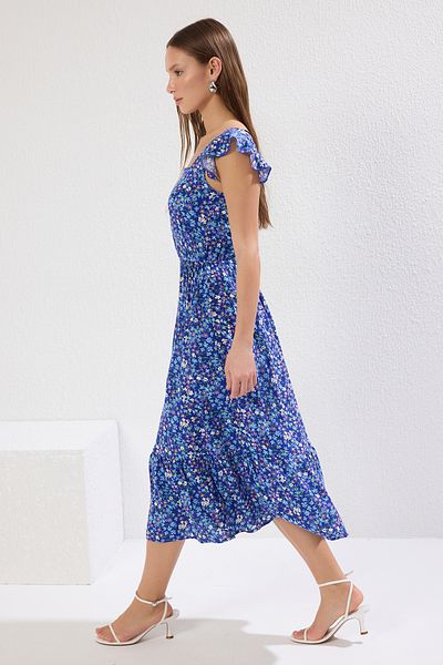 Trendyol Collection Marineblaues A-Linien-Midikleid aus Viskosegewebe mit eckigem Kragen und Blumendruck TWOSS20EL3331