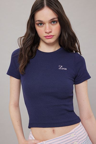 Trendyol Collection Marineblaue, elastische Strickbluse mit Slogan-Stickerei in normaler Größe TWOSS25BZ00372