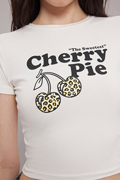 Trendyol Collection Εκρού Slogan Printed Crop Εφαρμοσμένο/Σώμα Πλεκτό T-Shirt TWOSS25TS00036