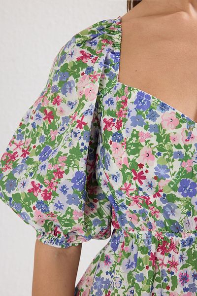 Trendyol Collection Mehrfarbiges, gewebtes Minikleid mit Blumenmuster im Skater-/Gürtelstil, Öffnung auf der Rückseite TWOSS22EL1107
