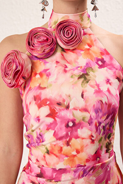 Trendyol Collection Vícebarevné květinové rovné růžové detaily Tkané maxi večerní šaty Finike a šaty pro návrat domů