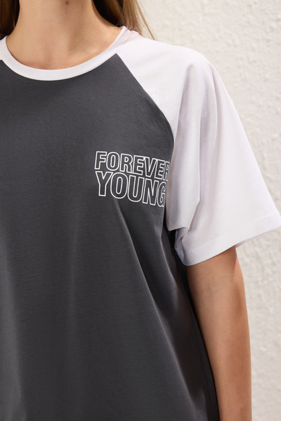 Trendyol Collection Anthracite Color Block Slogan Βαμβακερό μπλουζάκι χαλαρής κοπής - TWOSS24TS00134