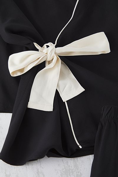 Trendyol Curve Schwarzes, gewebtes Pyjama-Set mit Schnürung in Übergröße und für Schwangere TBBSS25AI00046