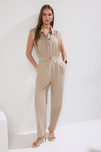 Trendyol Collection Ärmelloser Jumpsuit aus Gabardinegewebe mit Hemdkragen in Stein TWOSS21TU0233