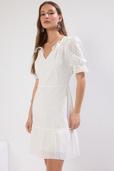 Trendyol Collection Weißes A-Linien-Kragen, detaillierte Stickerei, Mini-Futter, gewebtes Kleid TWOSS21EL2089