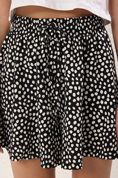Trendyol Collection Black*001 Patterned Relaxed Fit Regular Waist Wrapped/Textured Knitted Shorts Twoss22Sr0212