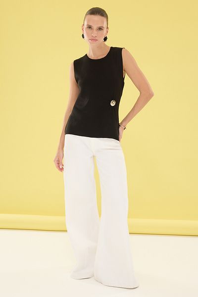 Trendyol Collection Μαύρο αξεσουάρ Λεπτομερής πλεκτή μπλούζα με λαιμόκοψη TWOSS25BZ00312