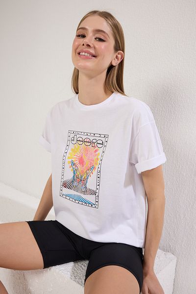 Trendyol Collection Λευκό μπλουζάκι με λαιμόκοψη - 100% βαμβάκι, φαρδιά εφαρμογή TWOSS22TS1145
