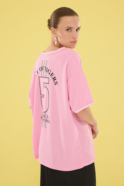 Trendyol Collection Weit geschnittenes Strick-T-Shirt mit V-Ausschnitt und rosa Slogan – TWOSS24TS00112