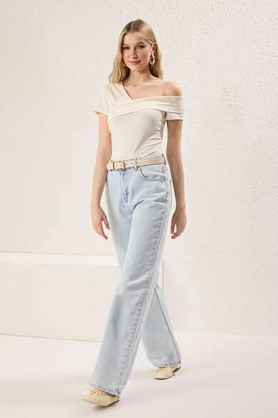 Trendyol Collection Gestrickte Bluse mit asymmetrischem Kragen in Steinfarbe – körperbetont, TWOSS25BZ00381