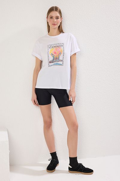 Trendyol Collection Λευκό μπλουζάκι με λαιμόκοψη - 100% βαμβάκι, φαρδιά εφαρμογή TWOSS22TS1145