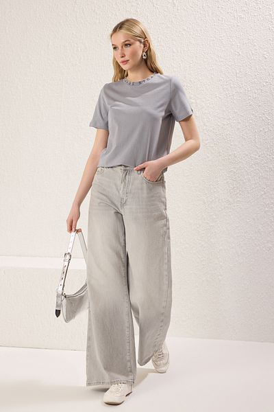 Trendyol Collection Szürke 100% pamut normál/normál szabású szlogen nyomtatott alap állvány gallérral kötött póló TWOAW20TS0099