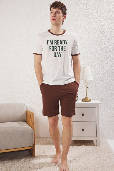 Trendyol Collection Ecru-braunes, mit Slogan bedrucktes Pyjama-Set mit normaler Passform und Shorts – TMNSS25PT00011
