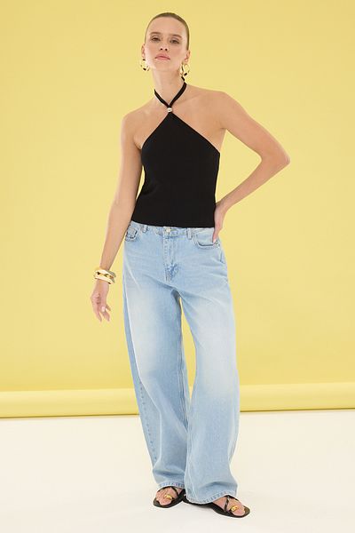Trendyol Collection Czarna bluzka z dzianiny z dekoltem halter Twoss25Bz00329