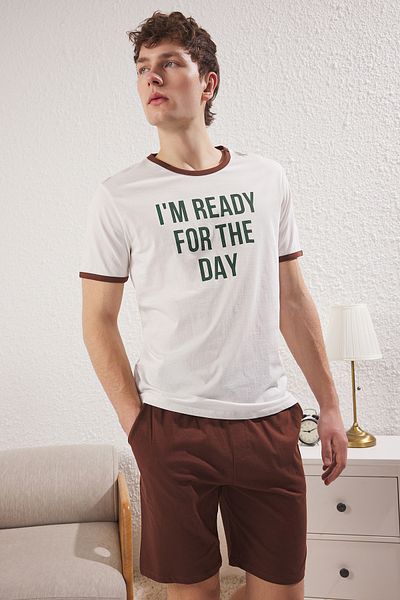 Trendyol Collection Ecru-braunes, mit Slogan bedrucktes Pyjama-Set mit normaler Passform und Shorts – TMNSS25PT00011