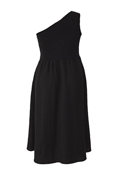 Trendyol Curve Schwarzes One-Shoulder-Kleid aus Crinkle-Webstoff für Schwangere und Übergrößen TBBSS25AH00042