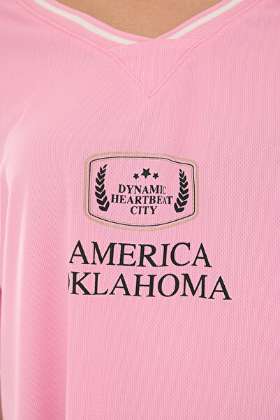 Trendyol Collection Πλεκτό μπλουζάκι με ροζ σύνθημα με λαιμόκοψη σε φαρδύ κόψιμο - TWOSS24TS00112