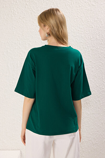 Trendyol Collection Σμαραγδένιο Πράσινο Σλόγκαν Κέντημα Χαλαρωμένο/Φαρδύ χαλαρό μπλουζάκι με λαιμόκοψη TWOSS21TS0481