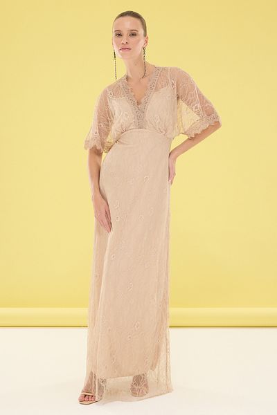 Trendyol Collection Beżowa długa stylowa koronkowa sukienka wieczorowa - sukienka na studniówkę z wycięciem w kształcie litery A Tprss25Ae00059