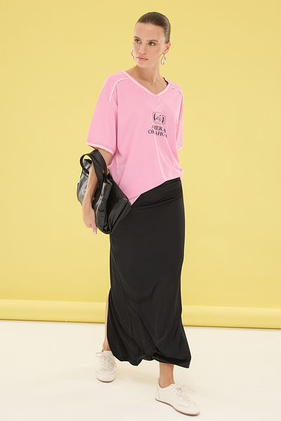 Trendyol Collection Weit geschnittenes Strick-T-Shirt mit V-Ausschnitt und rosa Slogan – TWOSS24TS00112