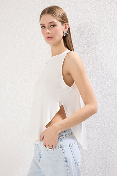Trendyol Collection Ecru Regular/Normal Pattern Bezrękawnik z okrągłym dekoltem i rozcięciem z boku Elastyczna dzianinowa koszulka podkoszulkowa TWOSS25AL00047