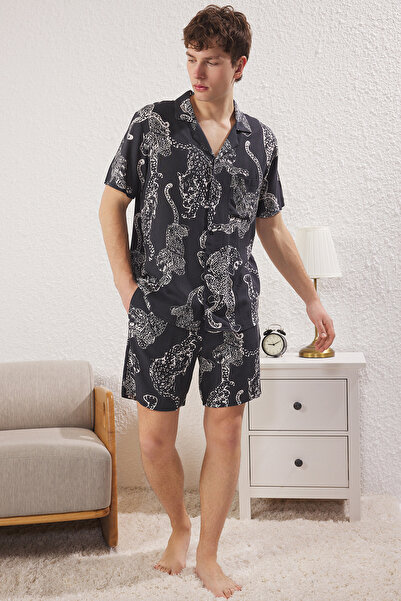 Trendyol Collection Σετ πιτζάμες με μαύρο κανονικό εμπριμέ υφαντό σορτς TMNSS25PT00027
