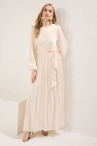 Trendyol Modest Ecrufarbenes Chiffon-Abendkleid mit Schärpendetail und glitzerndem Futter TCTAW25DB00012