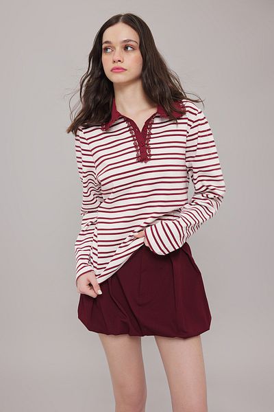 Trendyol Collection Burgunderfarbenes, gestreiftes, bequemes Polo-T-Shirt mit Spitzendetail – TWOSS25TS00104