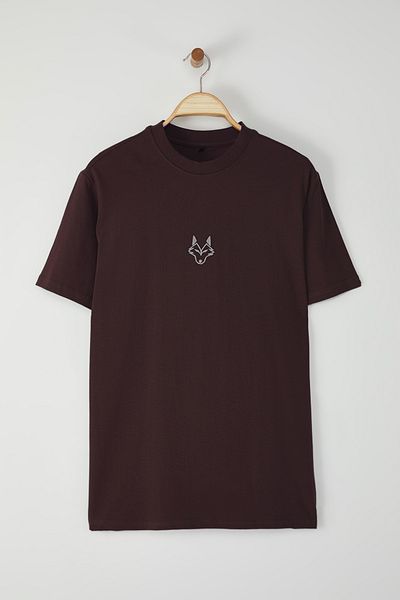 Trendyol Collection Dunkelbraunes Wolf-Stickerei-T-Shirt mit normaler Passform – TMNSS24TS00056