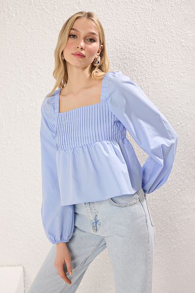Trendyol Collection Ανοιχτό μπλε τετράγωνο γιακά μανίκια Shirred Crop υφαντή μπλούζα TWOSS25BZ00251